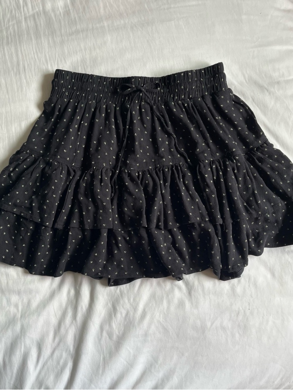 American Eagle (S) Black Tiered Mini Skirt with White Flower Print